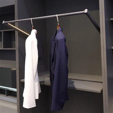 Barra De Ropa Eléctrica En El Armario